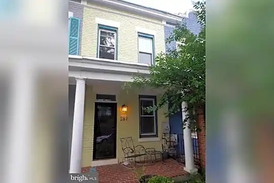257 14th Pl NE Photo 2