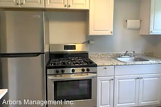 1142 Shadycrest Dr Photo 2