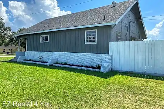 1349 Thomas Blvd Photo 2