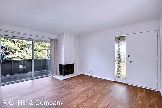 2033 Camel Ln Photo 2