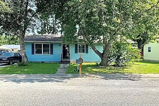 205 Woodsedge Ln Photo 2