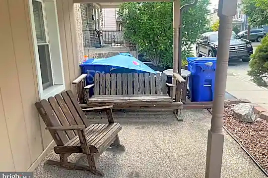 528 East Ave Photo 2