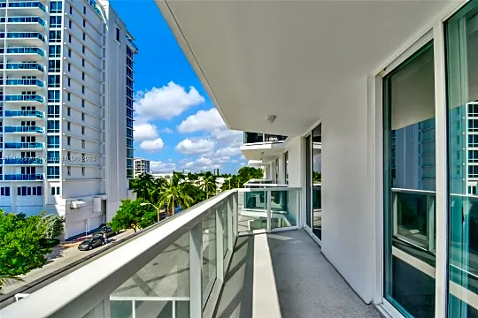 2401 Collins Ave #505 Photo 2