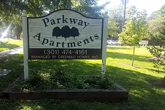 Parkway Apartments Photo 2