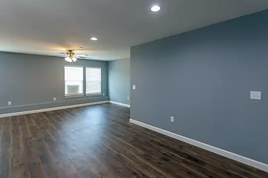 360 Main St Photo 2