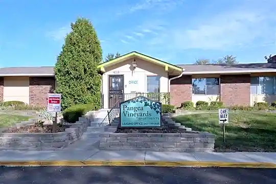 view of front of property featuring a front lawn