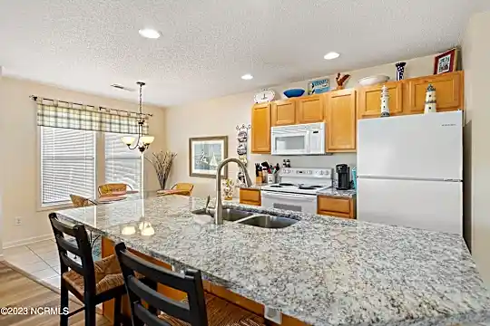 3350 Club Villas Dr #904 Photo 2