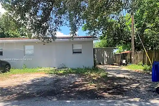 900 NW 17th Ave #EAST Photo 1