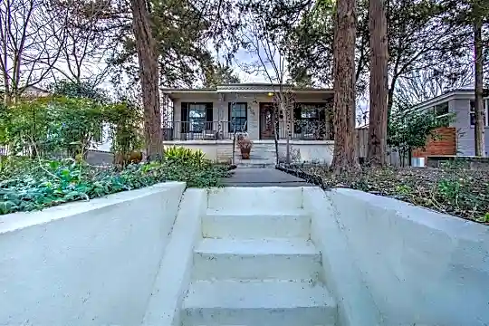 404 N Oak Cliff Blvd Photo 1