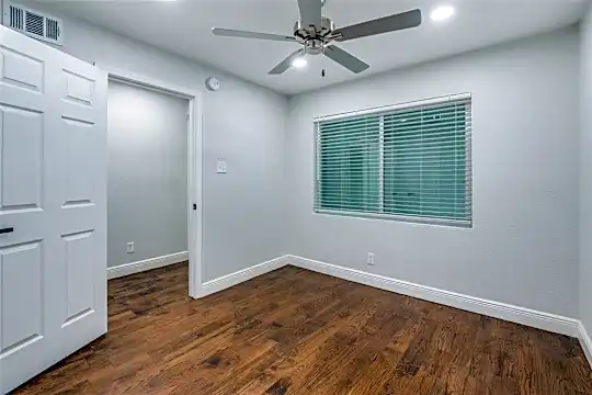 5444 Gaston Ave #202 Photo 2