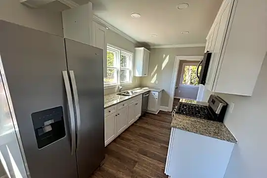 304 Oak Dr Photo 2