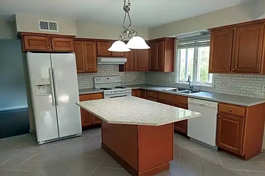 34 Spier Ave Photo 2