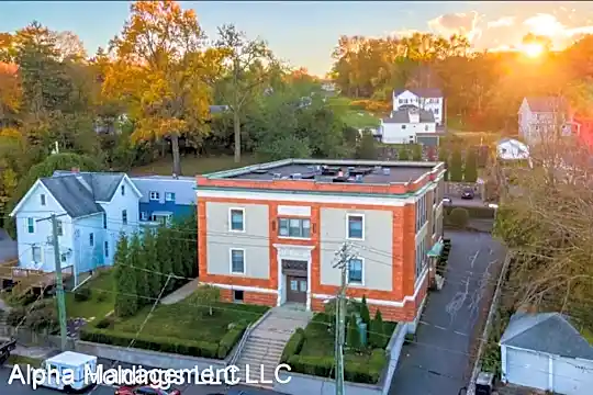 130 Oak Ave Photo 1