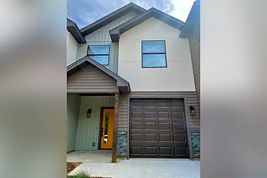 100 Perris Pl Photo 2