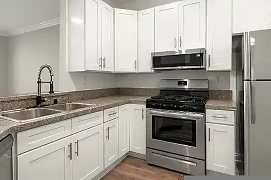 10125 Palms Blvd Photo 2