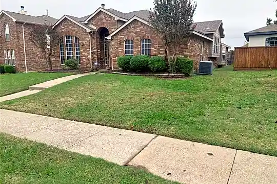 2512 Redfield Dr Photo 2