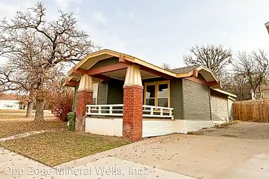 1006 N Oak Ave Photo 2