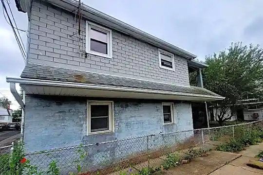 105 Chestnut St Photo 1