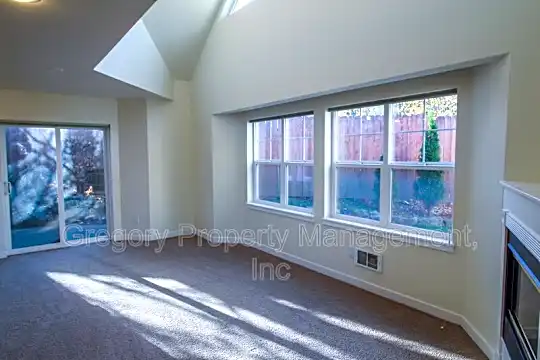 16528 33rd Ave W Photo 2