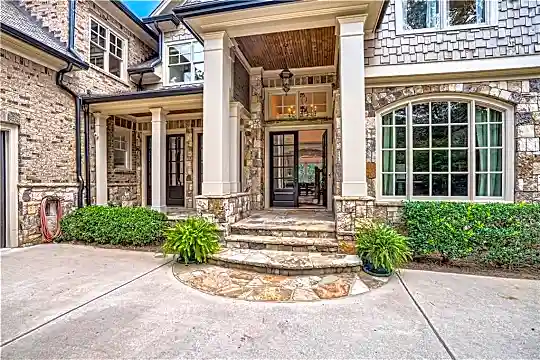 4731 Lake Forrest Dr NE Photo 2