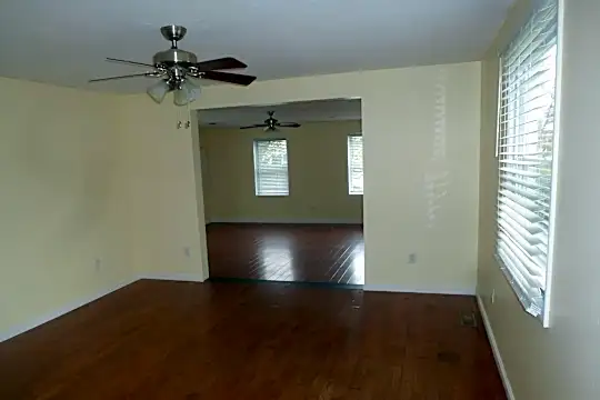 701 Apple Dr Photo 2