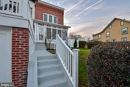 130 Bradford Ave Photo 2