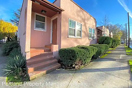 2808 NE Clackamas St Photo 1