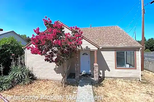 1084 NE Cedar St Photo 1