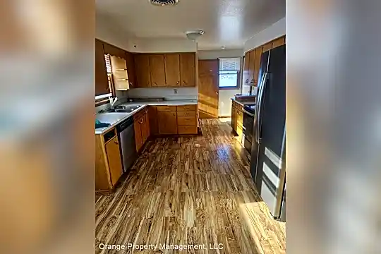 605 Buffalo Ave Photo 2