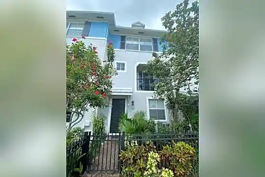 310 NW 1st St Photo 1