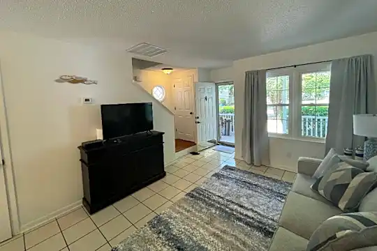 1212 Meadow Park Ln Photo 2