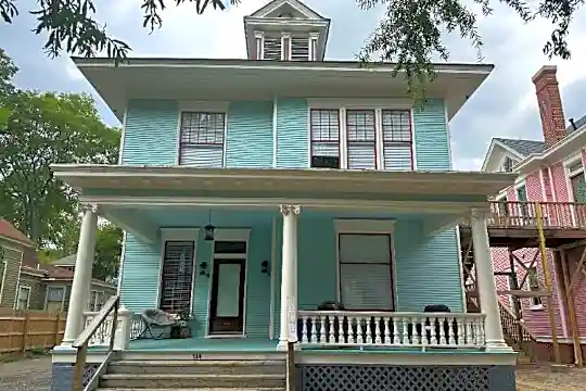 514 E 8th St Photo 1