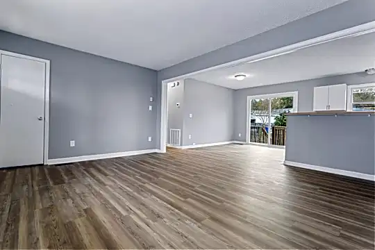 1715 Birchwood Dr SE Photo 2