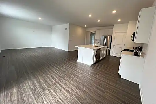 8611 White Oaks Ct Photo 2