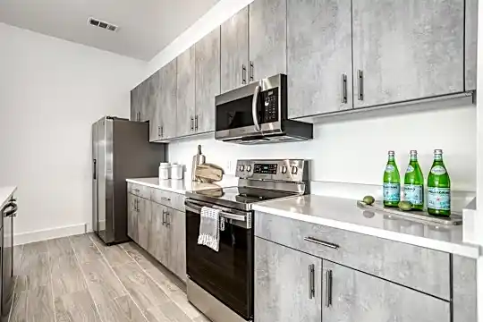 1100 Peters St #301 Photo 1