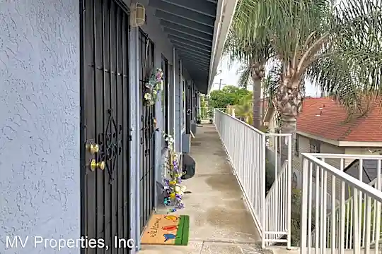 4218 46th St Photo 2