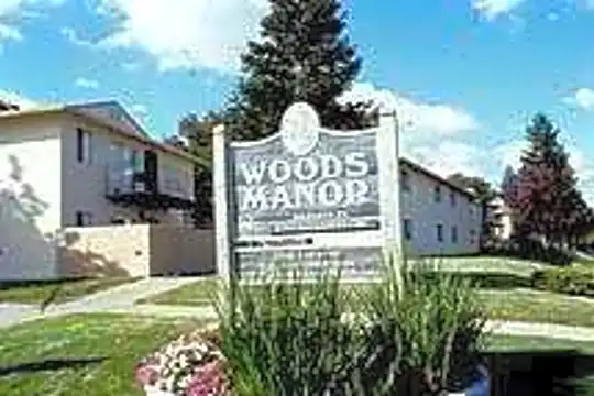 Woods Manor Photo 2