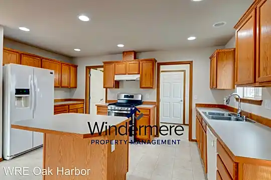 1022 NW Kelly Pl Photo 2