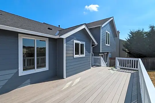 Deck to House.jpg