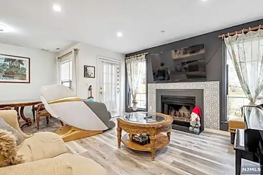 18 Gentry Dr Photo 2