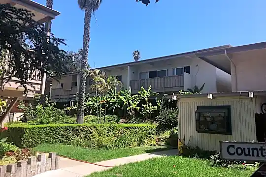 Country Club Apartments Photo 1