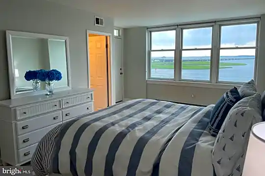 500 Bay Ave Photo 1