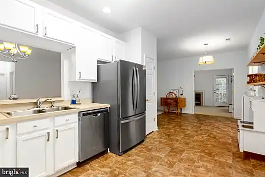 6906 Winthrop Ct Photo 2
