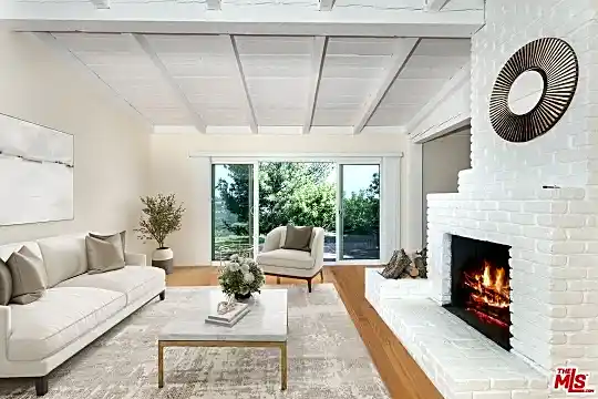 2536 Roscomare Rd Photo 2