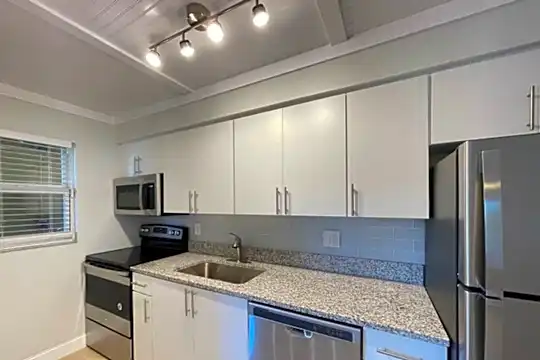 1045 Cocoanut Ave Photo 2