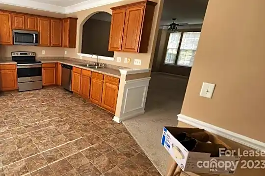 9318 Greenheather Dr Photo 2