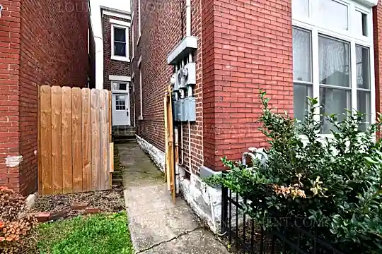 103 W Kentucky St Photo 1