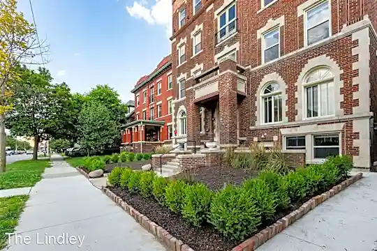 479 W Willis St Photo 2