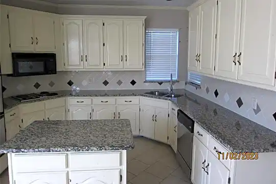 7303 Williamswood Dr Photo 2