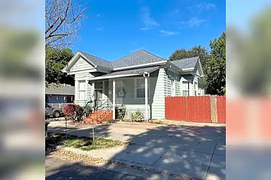 1119 W Oak St Photo 1